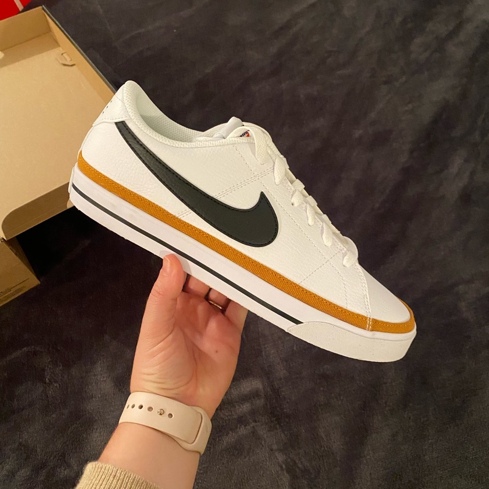 White women’s nike court legacy 9.5